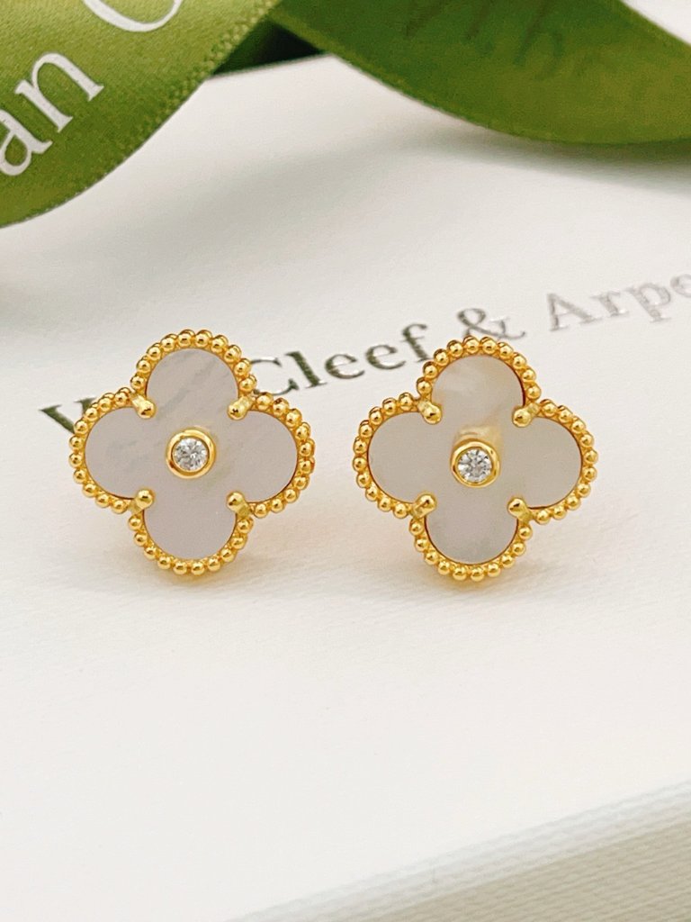 Van Cleef Arpels White Earrings 497$